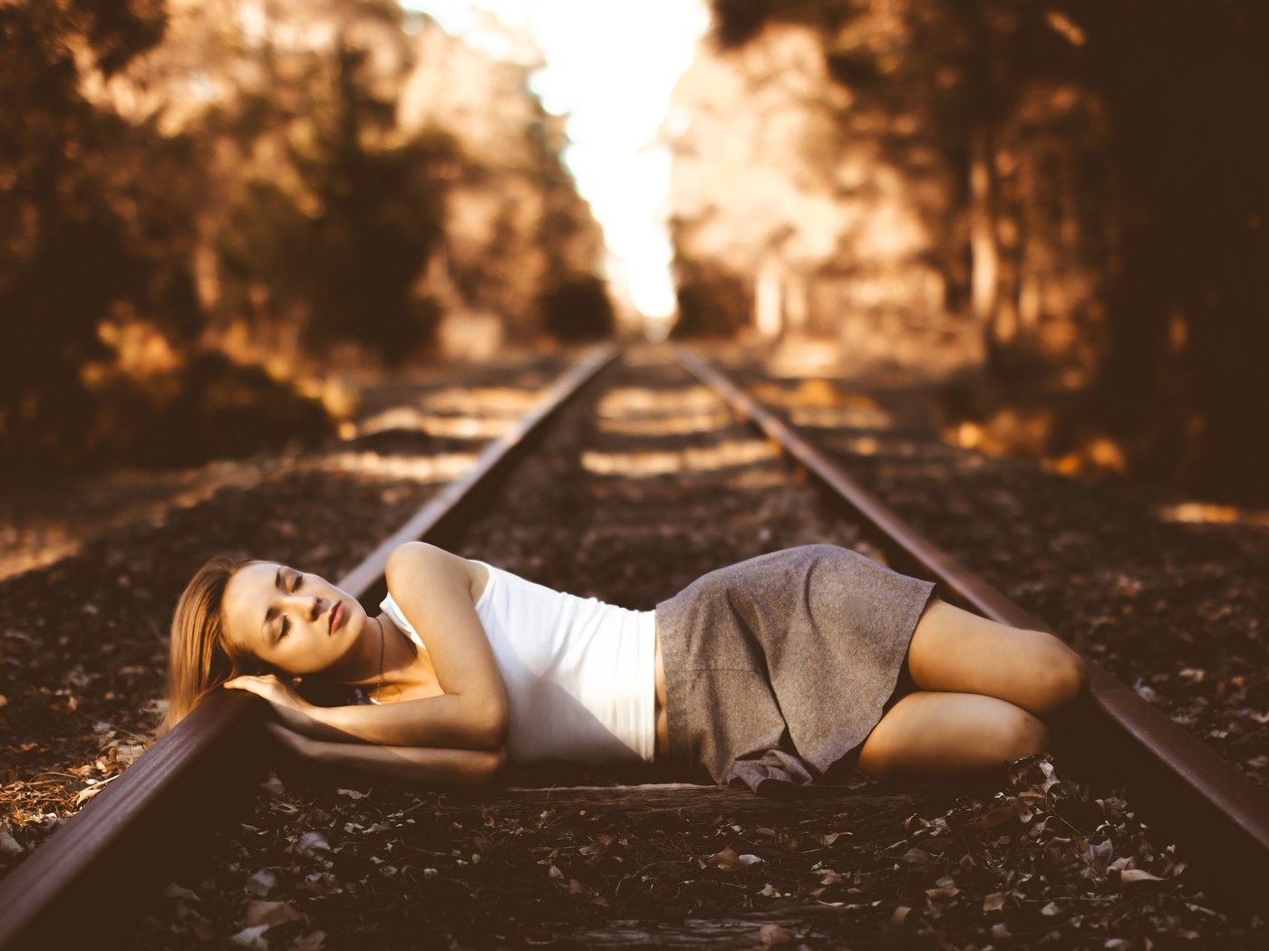 Обои железная дорога, девушка, ситуация, railroad, girl, the situation разрешение 2048x1448 Загрузить