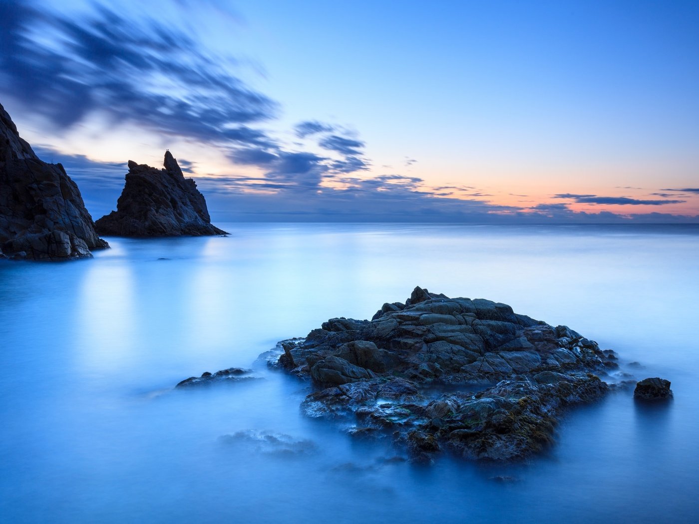 Обои небо, облака, вечер, скалы, камни, море, the sky, clouds, the evening, rocks, stones, sea разрешение 2048x1365 Загрузить