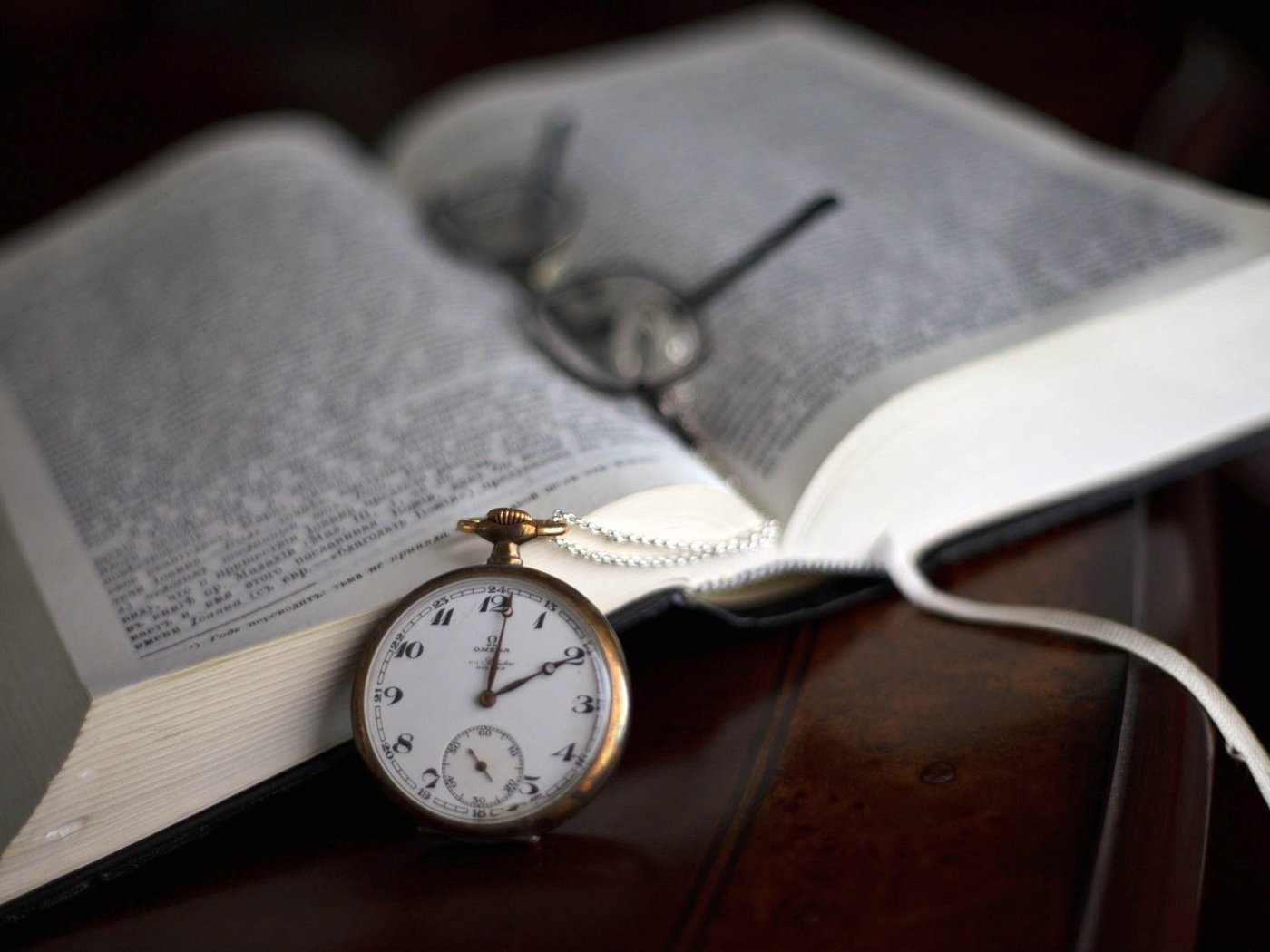 Часы книги в библиотеке. Книга и часы. Часы книжка. Обои на часы. Карманные часы и книга.