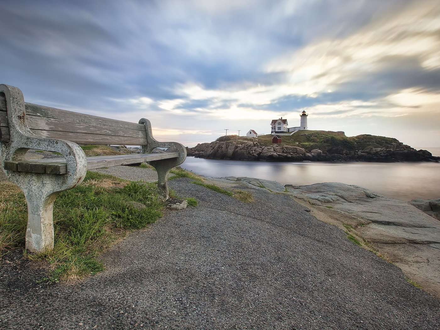 Обои небо, облака, море, маяк, побережье, скамейка, the sky, clouds, sea, lighthouse, coast, bench разрешение 1920x1200 Загрузить