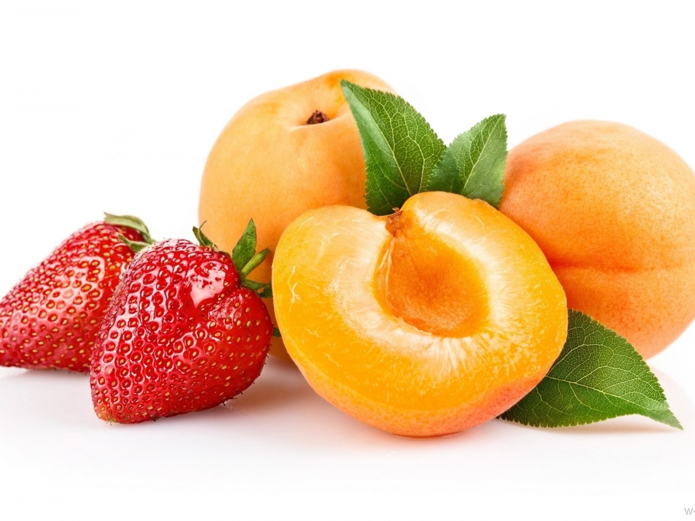 Обои фрукты, клубника, ягоды, белый фон, абрикосы, fruit, strawberry, berries, white background, apricots разрешение 1920x1250 Загрузить