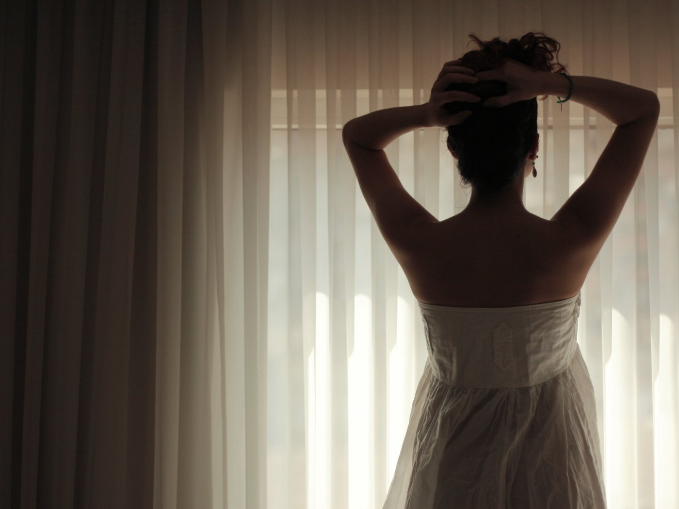 Обои девушка, шторы, платье, брюнетка, тень, спина, girl, curtains, dress, brunette, shadow, back разрешение 3504x2336 Загрузить