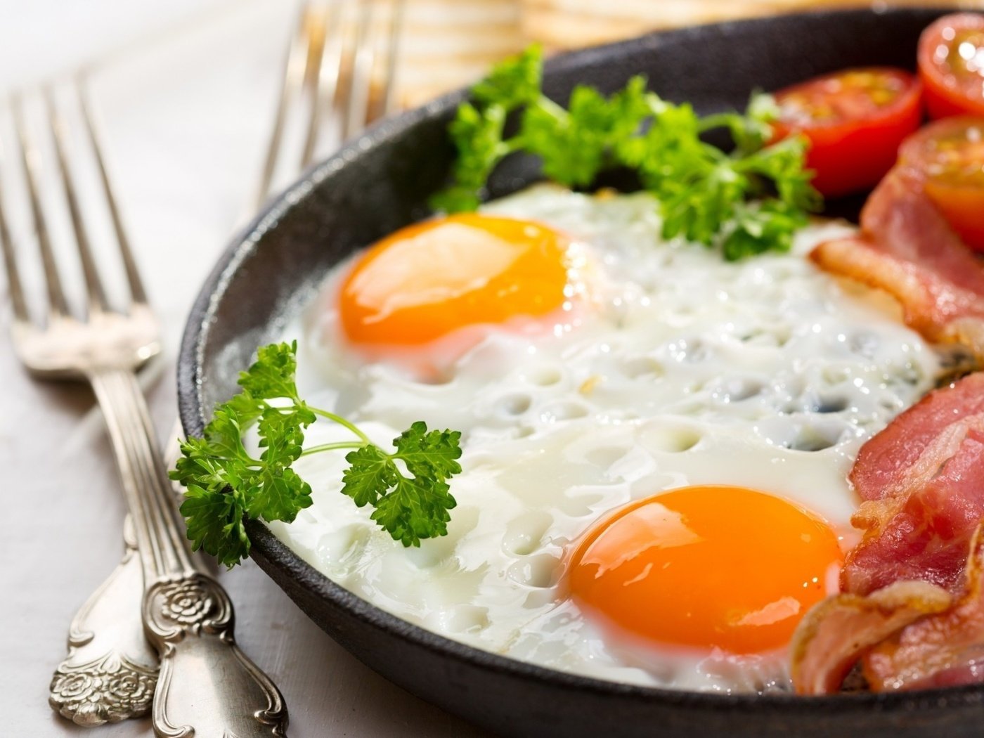 Обои завтрак, вилки, глазунья, бекон, помидоры черри, breakfast, fork, eggs, bacon, cherry tomatoes разрешение 1920x1200 Загрузить