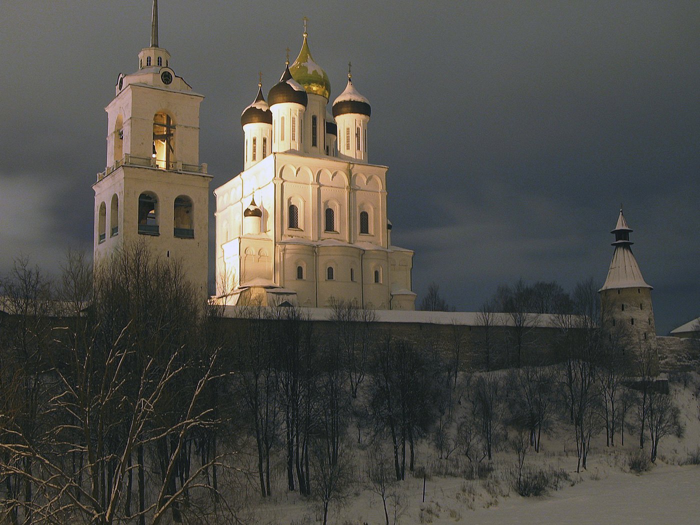 Обои небо, псков, храм, тучи, собор, город, россия, церковь, купола, the sky, pskov, temple, clouds, cathedral, the city, russia, church, dome разрешение 1920x1200 Загрузить