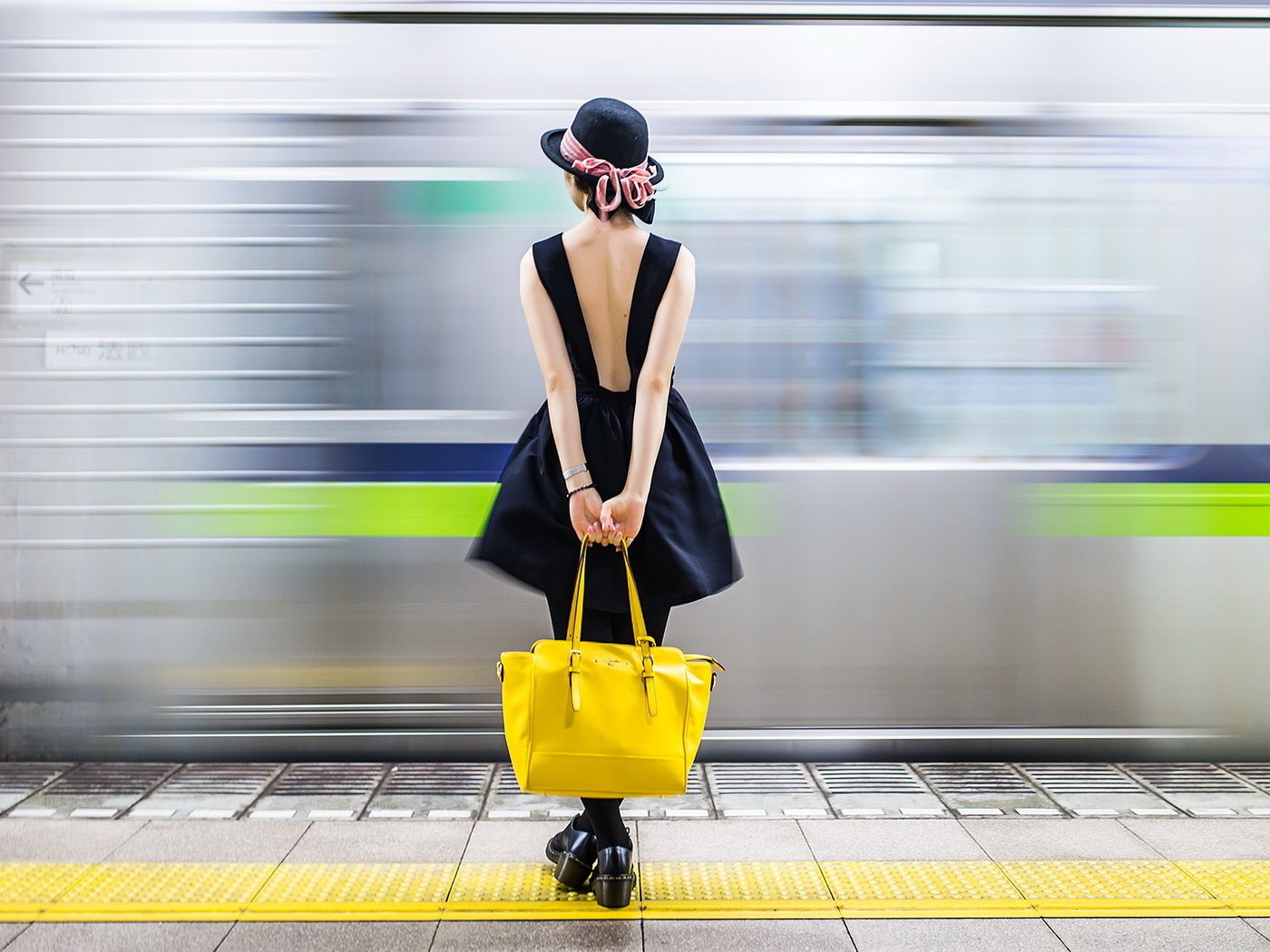 Обои девушка, фон, поезд, шляпа, ожидание, сумка, girl, background, train, hat, waiting, bag разрешение 2047x1187 Загрузить