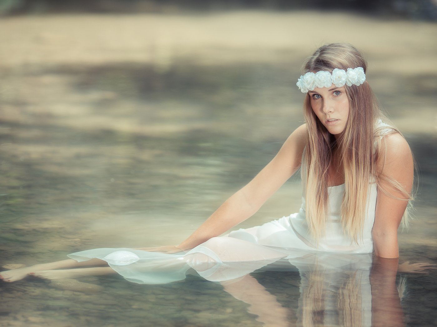 Обои цветы, вода, девушка, платье, блондинка, взгляд, flowers, water, girl, dress, blonde, look разрешение 2048x1365 Загрузить