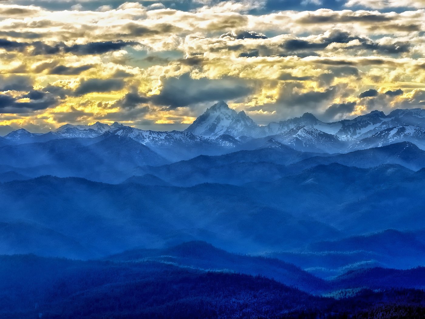 Обои облака, горы, вид, пик, гряда, clouds, mountains, view, peak, ridge разрешение 1920x1300 Загрузить