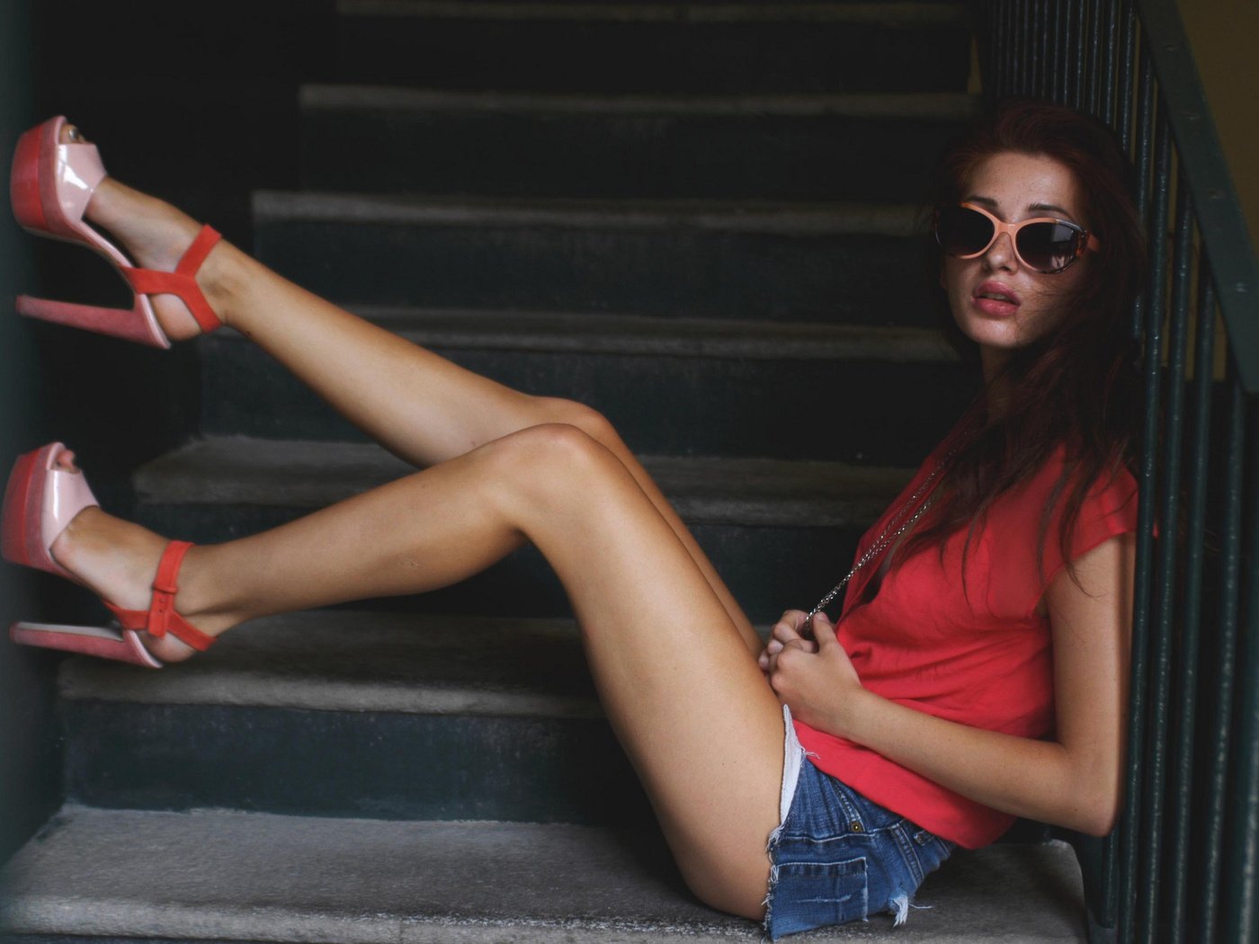 Обои девушка, брюнетка, очки, ноги, ножки, шорты, босоножки, girl, brunette, glasses, feet, legs, shorts, sandals разрешение 2048x1362 Загрузить