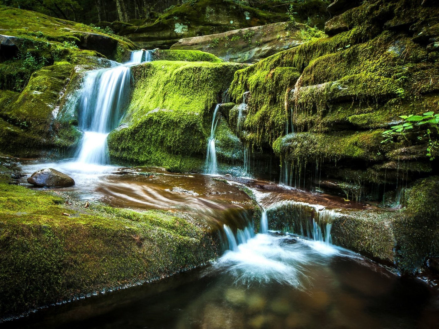 Обои камни, водопад, мох, stones, waterfall, moss разрешение 2880x1916 Загрузить