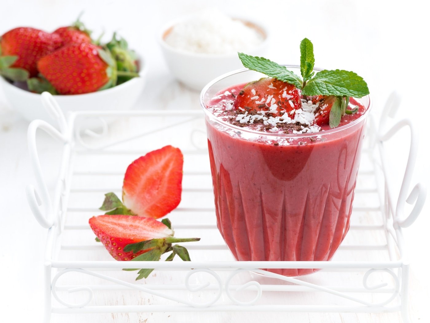 Обои мята, напиток, клубника, стакан, смуззи, mint, drink, strawberry, glass, smoothie разрешение 2048x1321 Загрузить