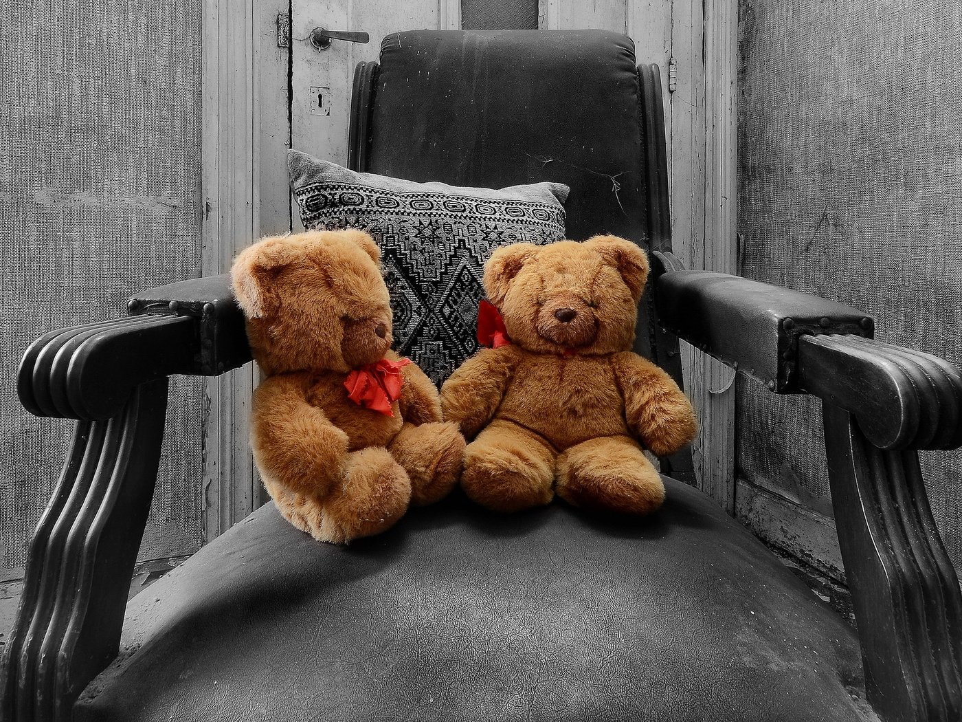 Обои мишки, кресло, игрушки, bears, chair, toys разрешение 2046x1345 Загрузить