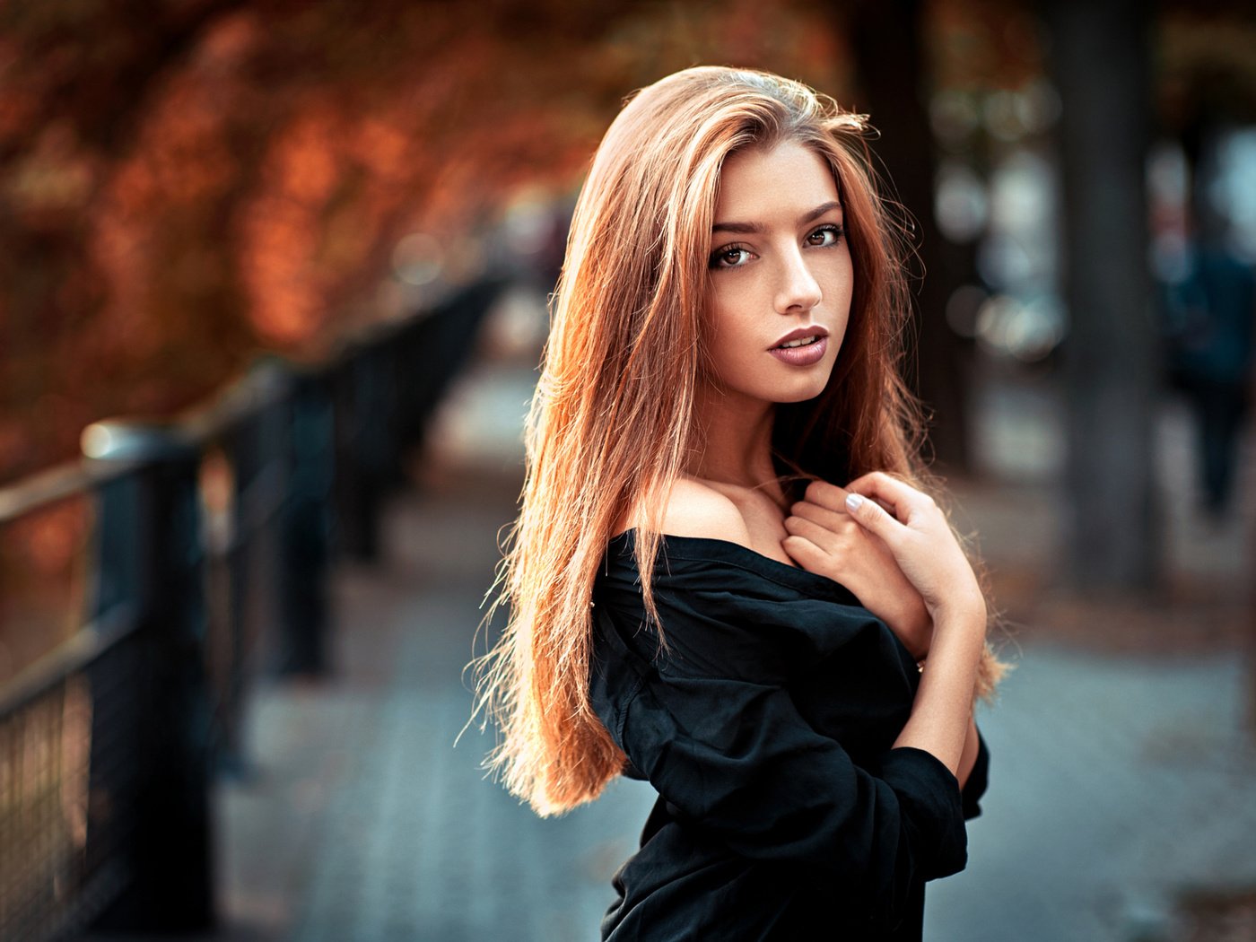 Обои девушка, взгляд, осень, плечи, шатенка, lods franck, girl, look, autumn, shoulders, brown hair разрешение 2048x1365 Загрузить