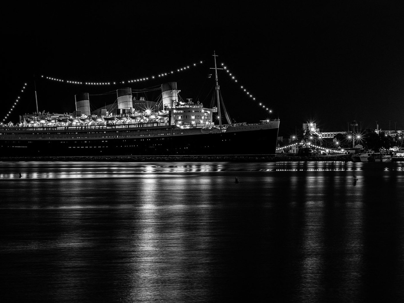 Обои вечер, порт, лайнер, queen mary 2, круизный, the evening, port, liner, cruise разрешение 1920x1080 Загрузить