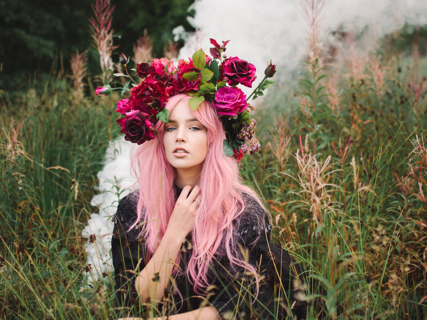 Обои цветы, трава, девушка, венок, розовые волосы, lauren hallworth, flowers, grass, girl, wreath, pink hair разрешение 2048x1365 Загрузить