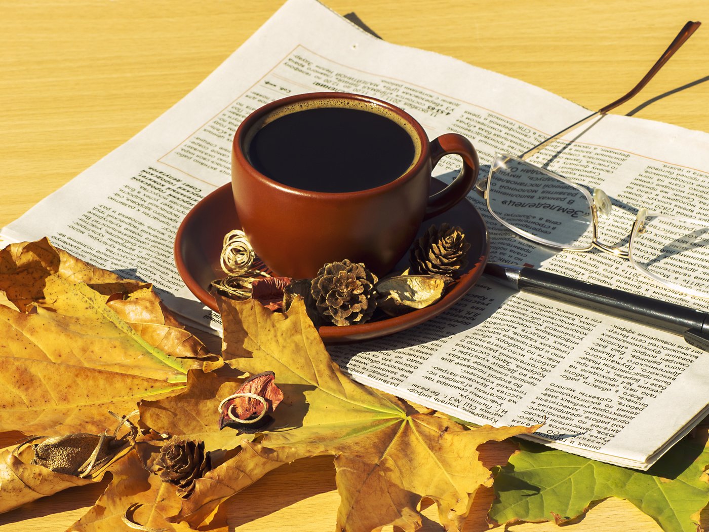 Обои листья, осень, кофе, чашка, шарф, leaves, autumn, coffee, cup, scarf разрешение 4344x2896 Загрузить