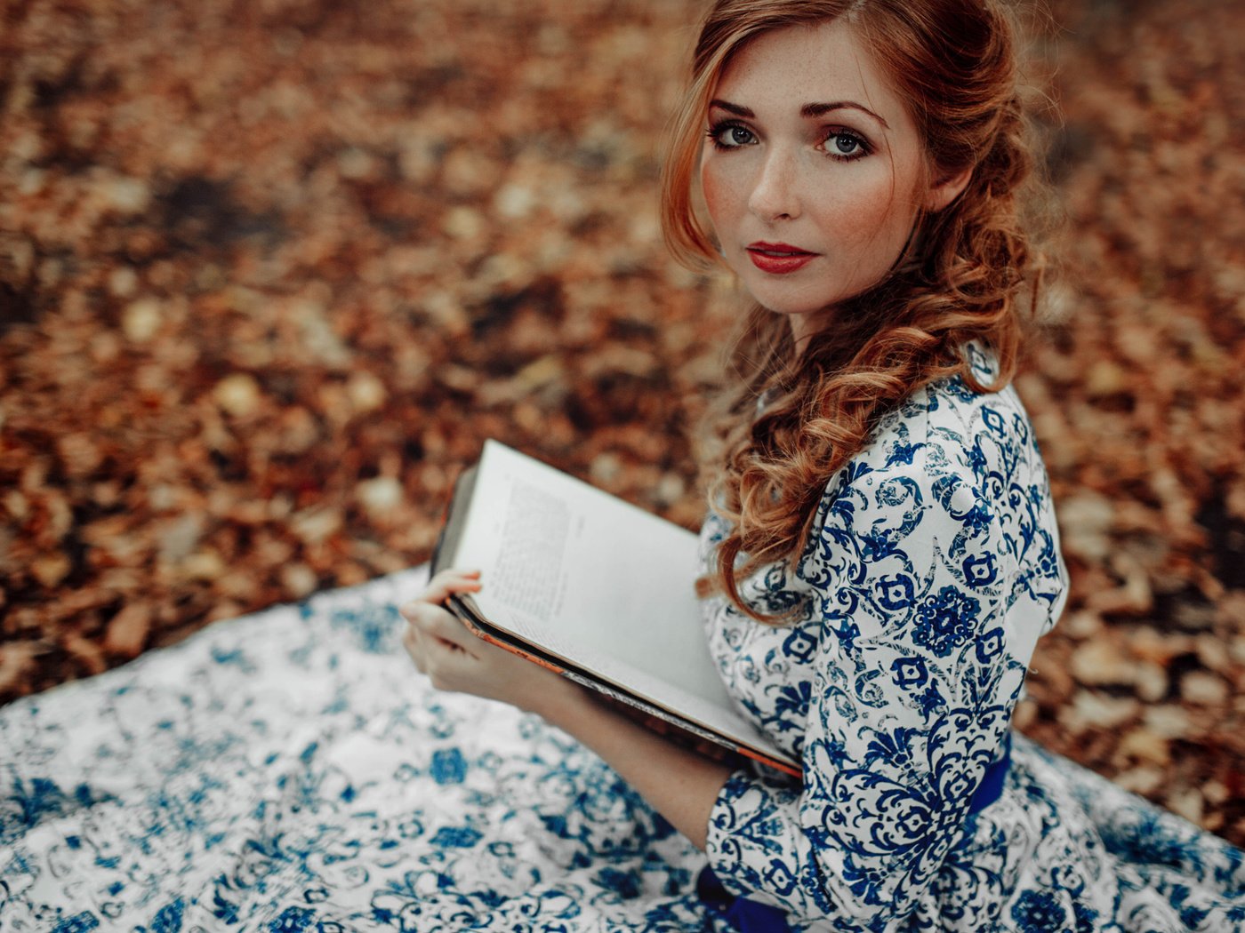 Обои девушка, платье, взгляд, осень, рыжая, локоны, книга, girl, dress, look, autumn, red, curls, book разрешение 2048x1365 Загрузить