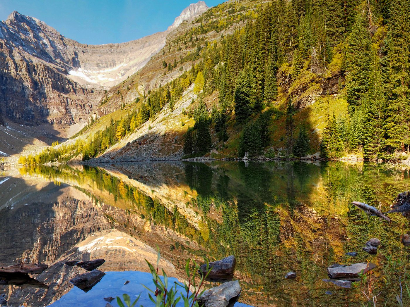 Обои вода, озеро, горы, скалы, отражение, канада, альберта, банф, water, lake, mountains, rocks, reflection, canada, albert, banff разрешение 3200x2000 Загрузить