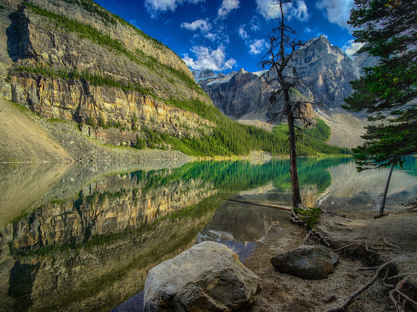 Обои деревья, озеро, горы, камни, отражение, канада, trees, lake, mountains, stones, reflection, canada разрешение 2048x1359 Загрузить