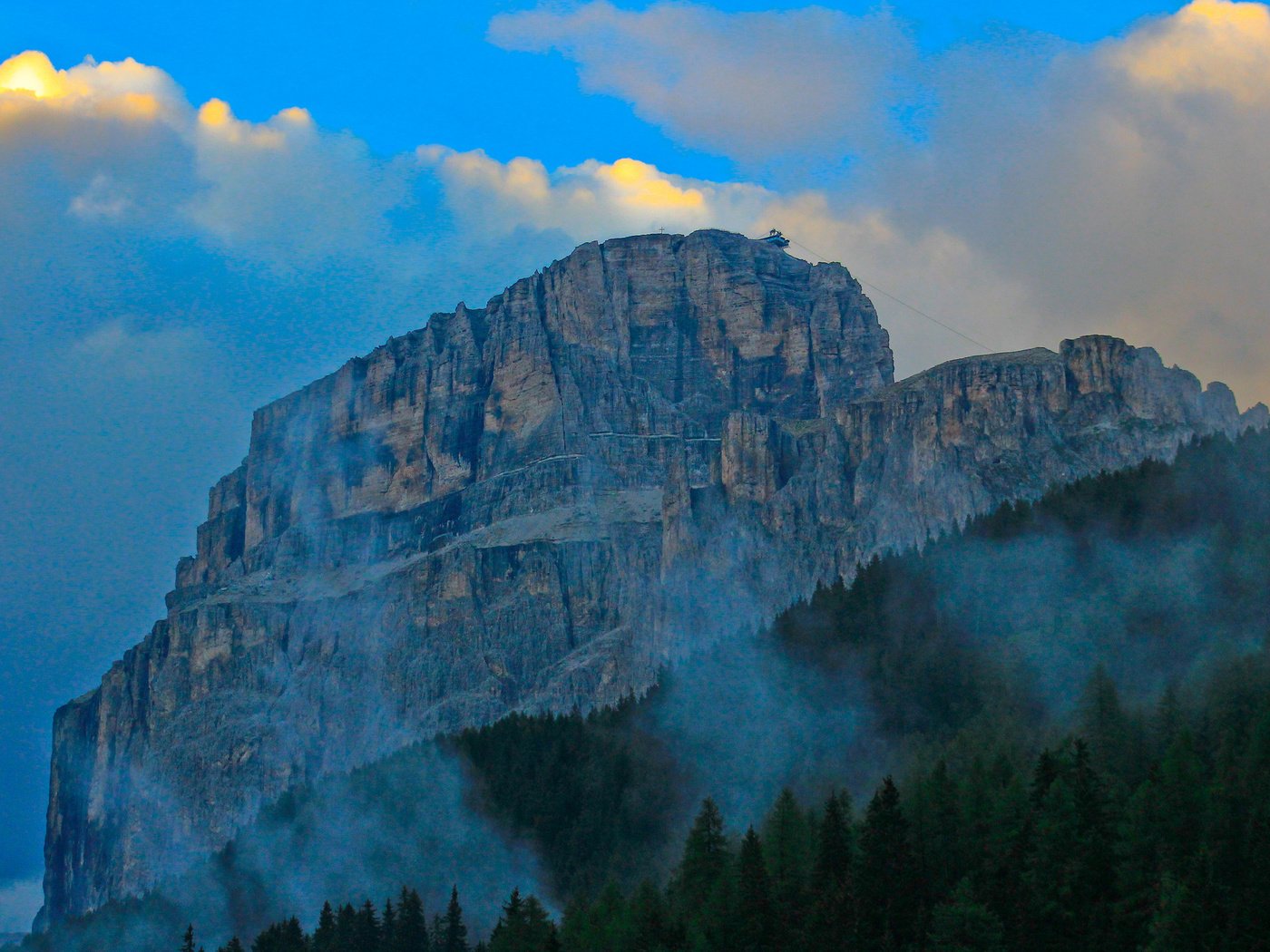 Обои небо, облака, деревья, скала, туман, гора, the sky, clouds, trees, rock, fog, mountain разрешение 2048x1365 Загрузить