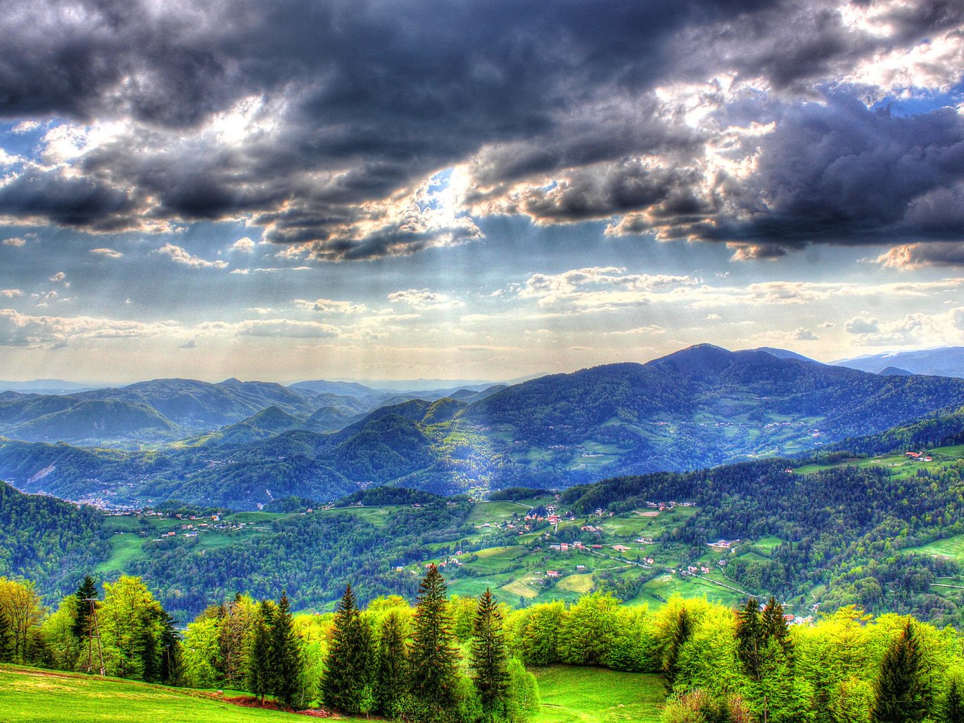 Обои небо, облака, горы, пейзаж, ель, леса, словения, the sky, clouds, mountains, landscape, spruce, forest, slovenia разрешение 2560x1600 Загрузить