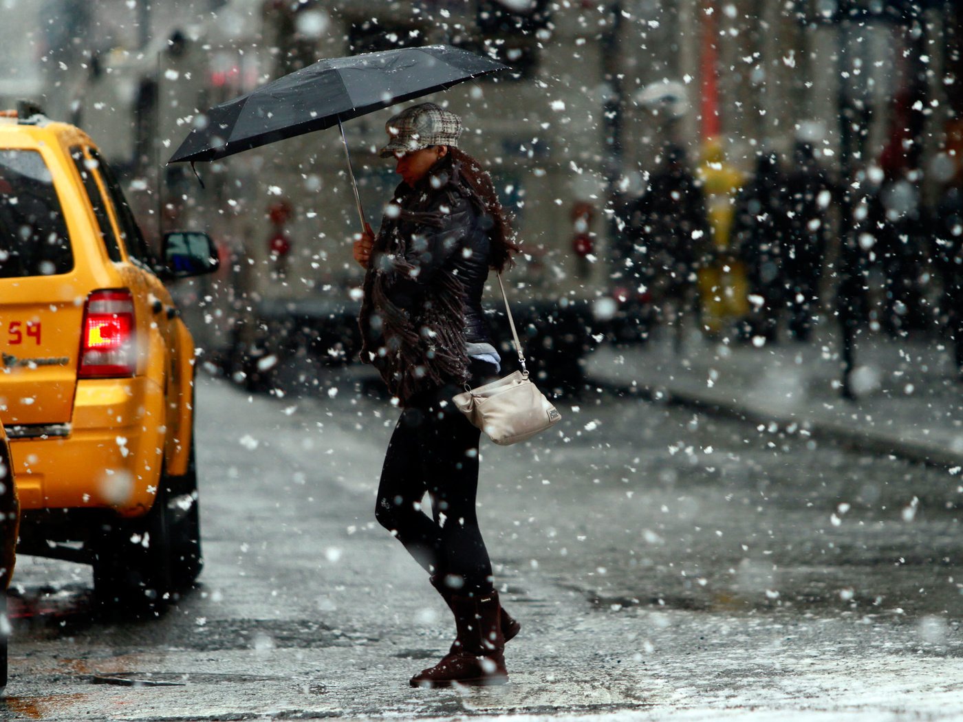 Обои девушка, город, улица, снегопад, girl, the city, street, snowfall разрешение 2560x1600 Загрузить