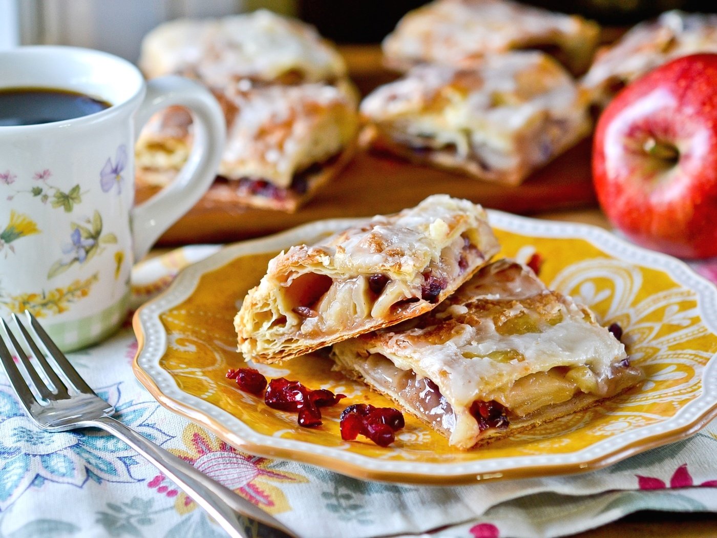 Обои яблоко, чай, выпечка, яблочно-клюквенный пирог, apple, tea, cakes, apple-cranberry pie разрешение 1920x1280 Загрузить