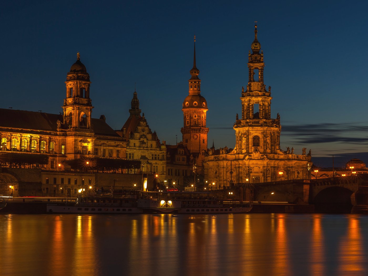 Обои ночь, огни, город, германия, дрезден, собор хофкирхе, night, lights, the city, germany, dresden, the hofkirche cathedral разрешение 2880x1800 Загрузить