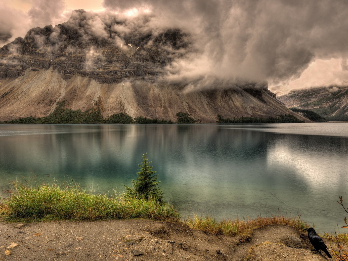 Обои озеро, горы, тучи, пейзаж, дождь, горы. озеро, lake, mountains, clouds, landscape, rain, mountains. lake разрешение 1920x1280 Загрузить