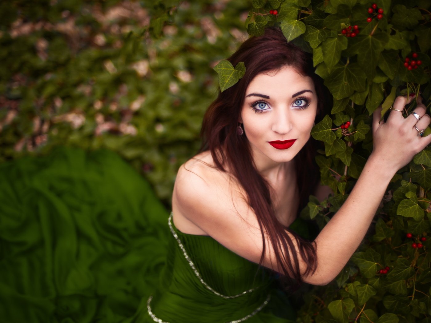 Обои листья, девушка, фон, поза, кусты, макияж, leaves, girl, background, pose, the bushes, makeup разрешение 5616x3473 Загрузить