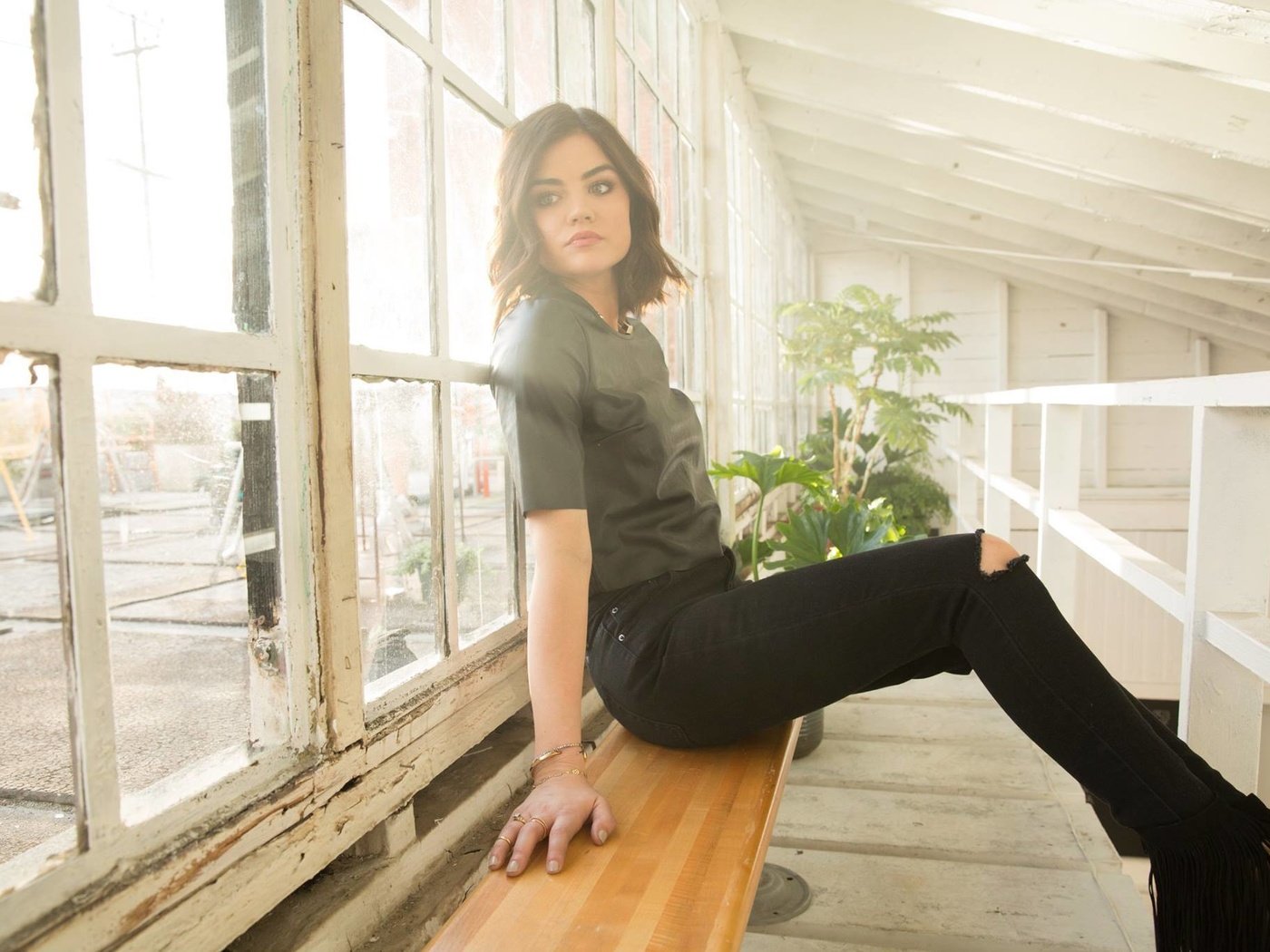 Обои брюнетка, сидит, актриса, люси хейл, brunette, sitting, actress, lucy hale разрешение 2048x1365 Загрузить