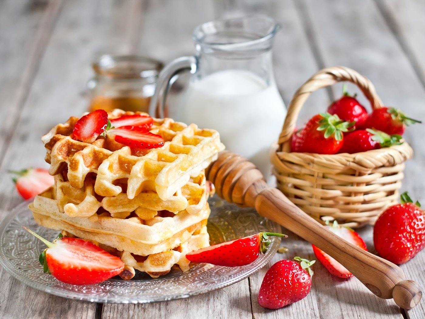 Обои клубника, молоко, мед, вафли, strawberry, milk, honey, waffles разрешение 3000x2000 Загрузить