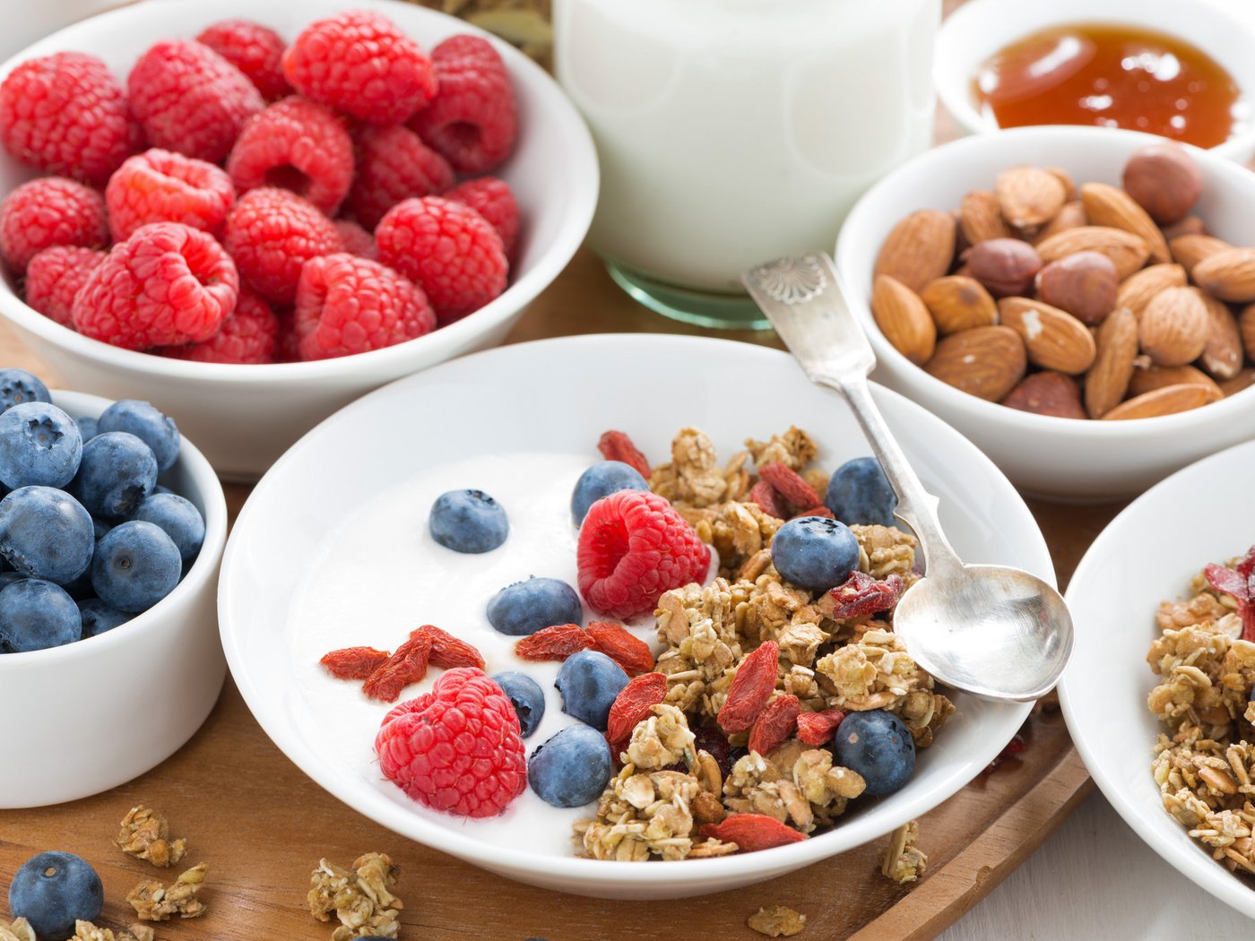 Обои малина, ягоды, завтрак, молоко, миндаль, голубика, гранола, raspberry, berries, breakfast, milk, almonds, blueberries, granola разрешение 2048x1367 Загрузить