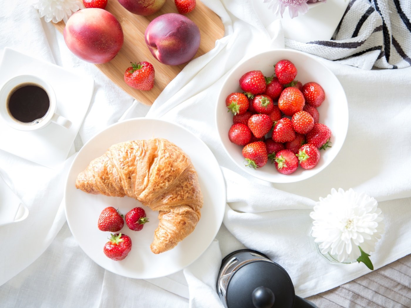 Обои клубника, кофе, круассан, нектарин, strawberry, coffee, croissant, nectarine разрешение 2700x1800 Загрузить