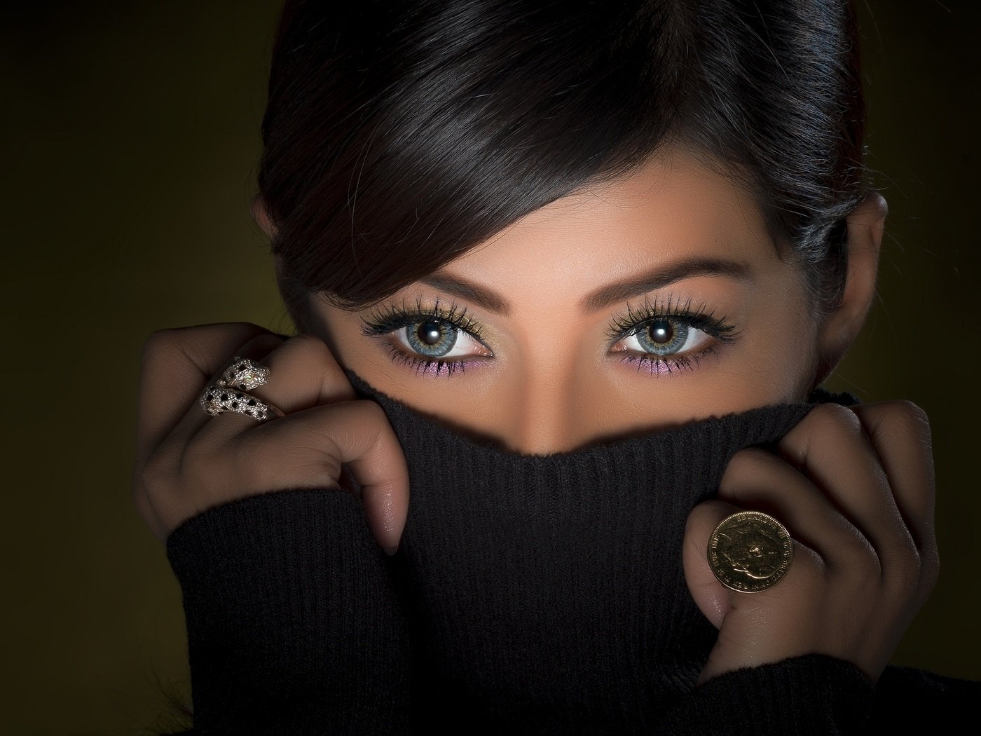 Обои глаза, брюнетка, кольца, свитер, eyes, brunette, ring, sweater разрешение 2048x1361 Загрузить