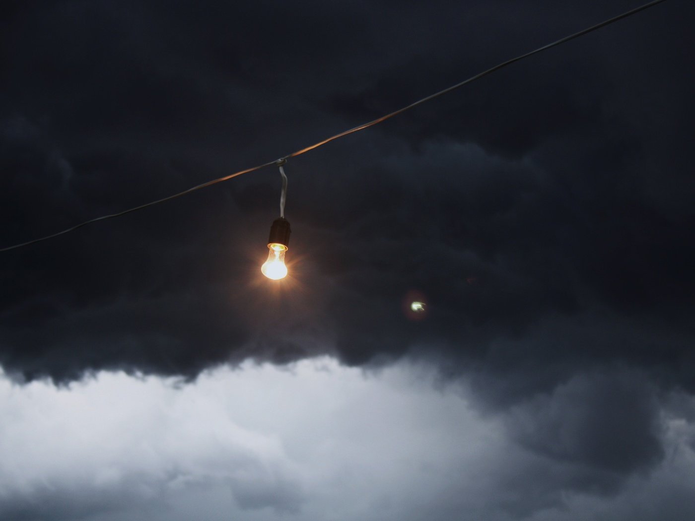 Обои тучи, лампочка, провод, clouds, light bulb, wire разрешение 2560x1600 Загрузить