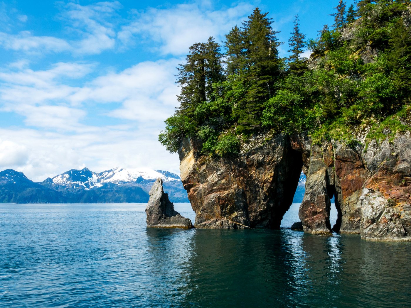 Обои деревья, kenai fjords national park, кенай-фьордс, горы, скалы, камни, берег, сша, аляска, фьорды, trees, kenai fjords, mountains, rocks, stones, shore, usa, alaska, fjords разрешение 3004x2000 Загрузить