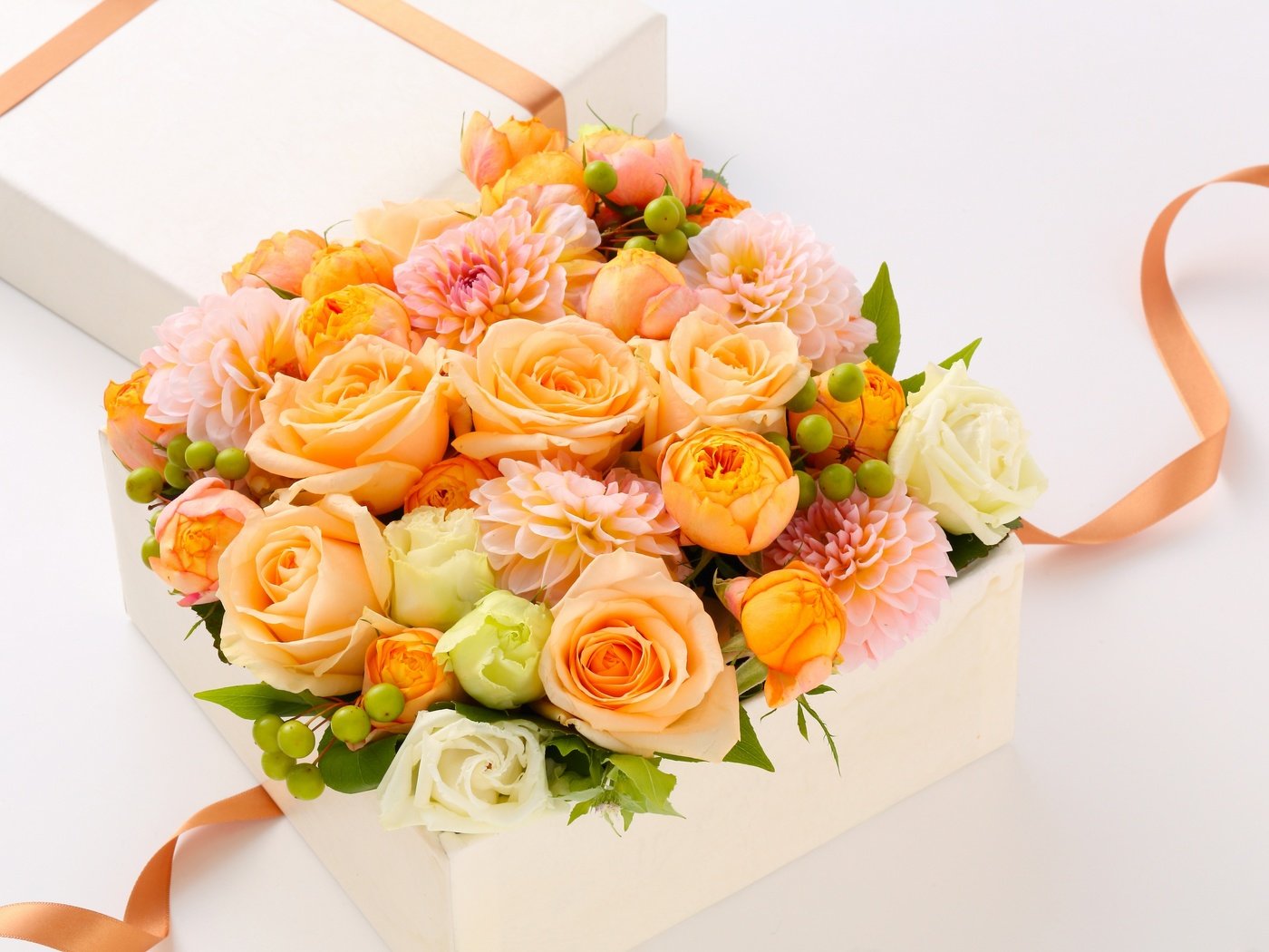 Обои розы, подарок, роз, георгины, букеты, roses, gift, dahlias, bouquets разрешение 2880x1920 Загрузить