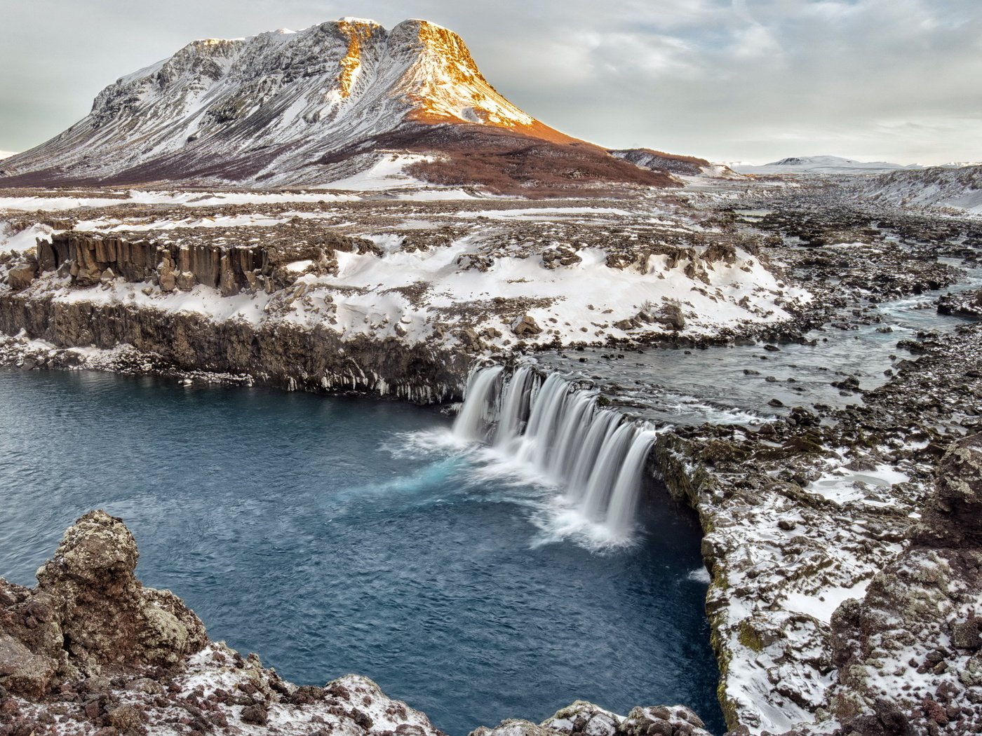 Обои река, скалы, снег, камни, зима, гора, водопад, river, rocks, snow, stones, winter, mountain, waterfall разрешение 2560x1600 Загрузить