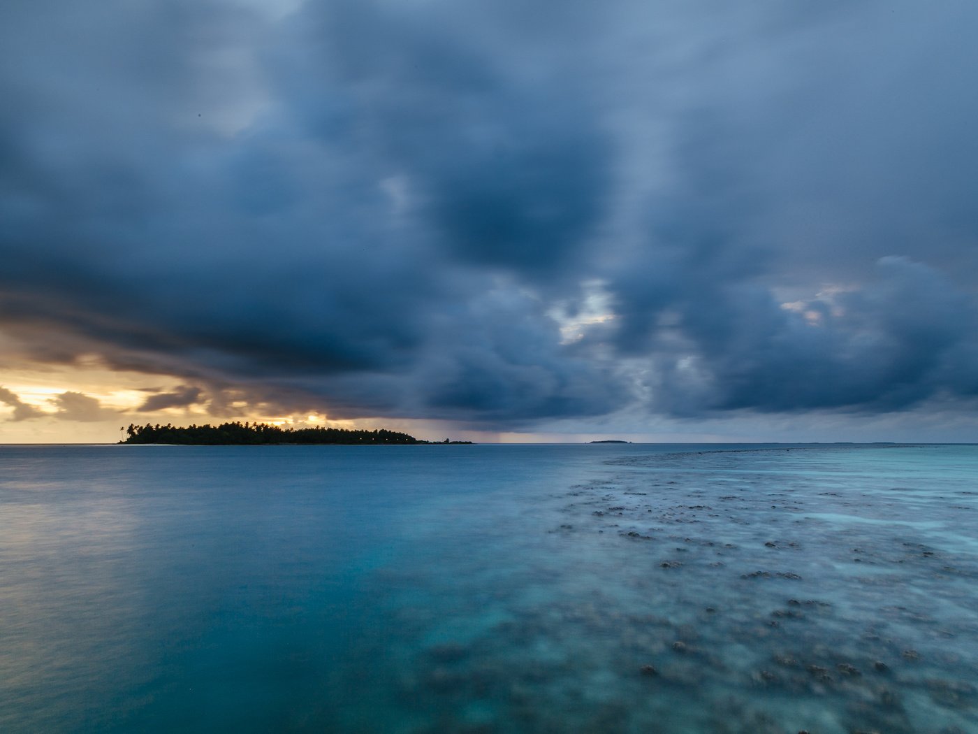 Обои закат, океан, остров, риф, kihaad, мальдивские о-ва, sunset, the ocean, island, reef, maldives разрешение 3360x2100 Загрузить