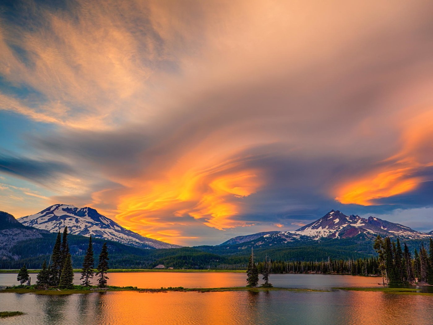 Обои небо, деревья, озеро, горы, закат, пейзаж, the sky, trees, lake, mountains, sunset, landscape разрешение 2048x1365 Загрузить