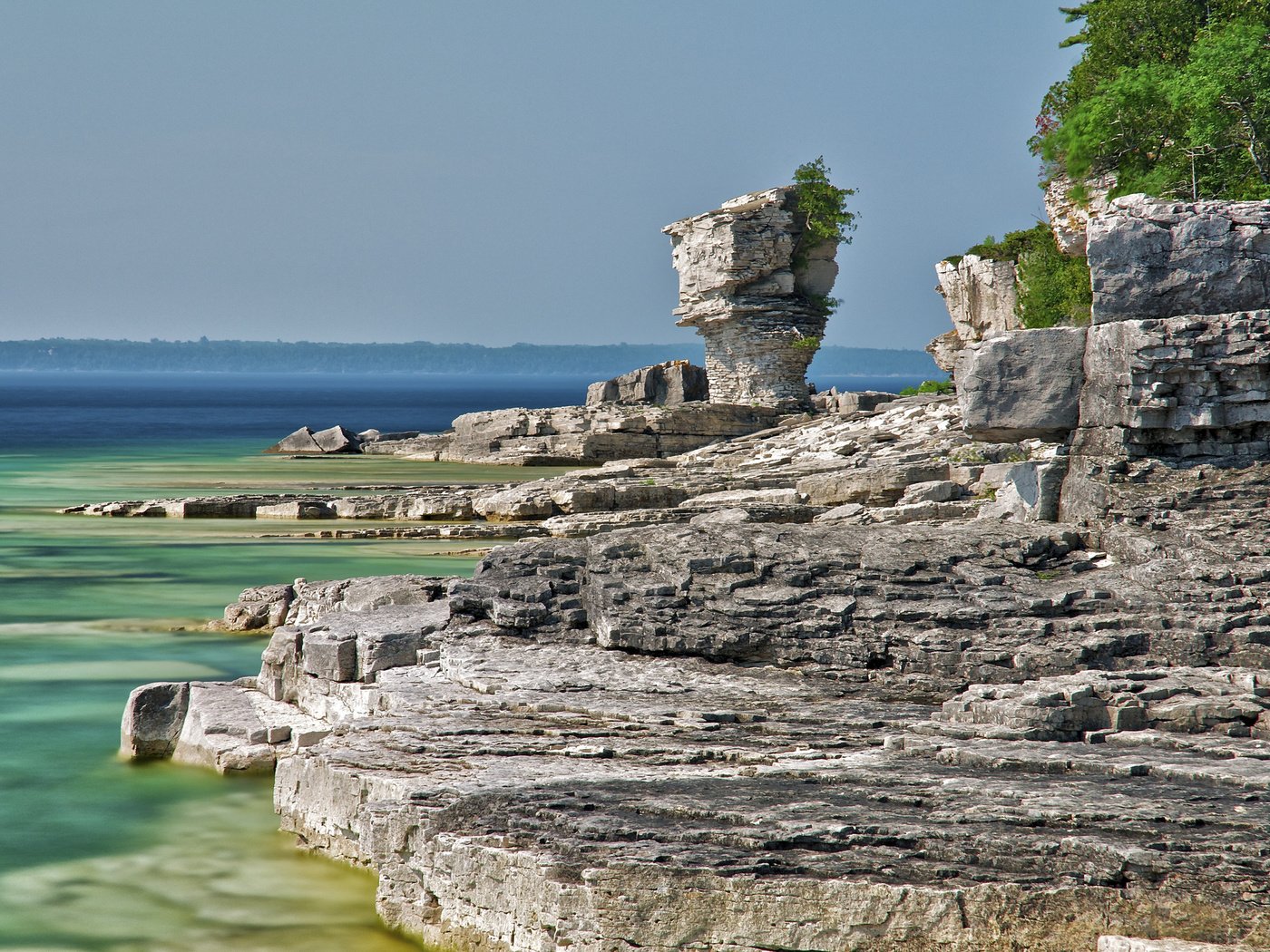 Обои деревья, озеро, скалы, пейзаж, канада, онтарио, bruce peninsula national park, trees, lake, rocks, landscape, canada, ontario разрешение 2048x1365 Загрузить