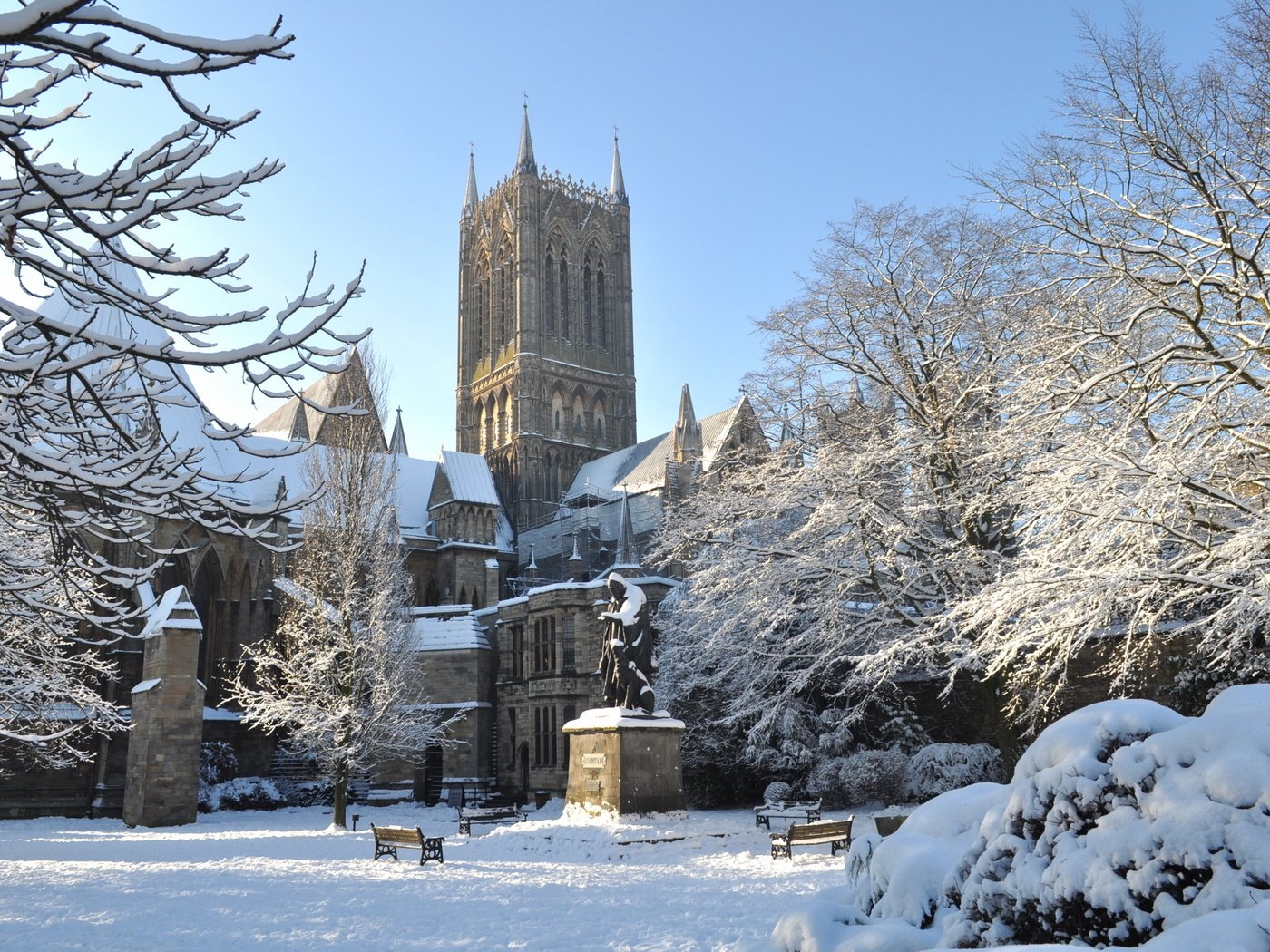 Обои снег, город, англия, архитектура, линкольне, готический собор, snow, the city, england, architecture, lincoln, the gothic cathedral разрешение 2628x1745 Загрузить