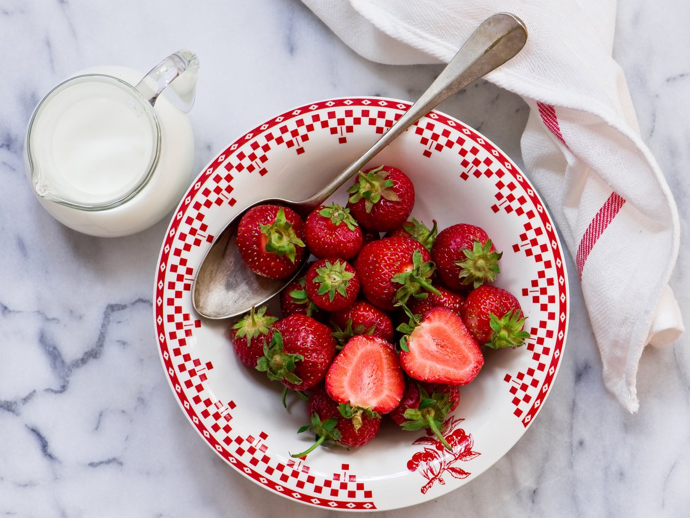 Обои клубника, ягоды, полотенце, тарелка, сливки, ложка, кувшинчик, strawberry, berries, towel, plate, cream, spoon, jug разрешение 4048x2816 Загрузить