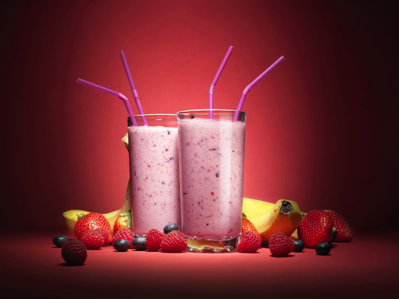 Обои фон, малина, клубника, ягоды, коктейль, банан, смузи, background, raspberry, strawberry, berries, cocktail, banana, smoothies разрешение 2880x1976 Загрузить