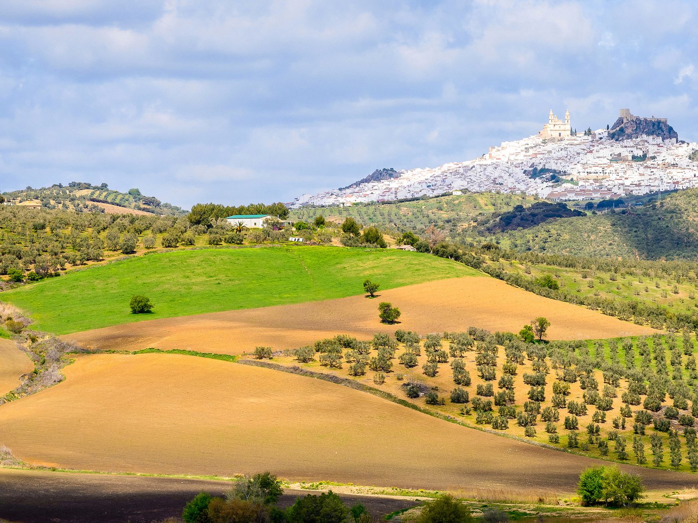 Обои небо, холмы, поля, город, испания, the sky, hills, field, the city, spain разрешение 2048x1280 Загрузить