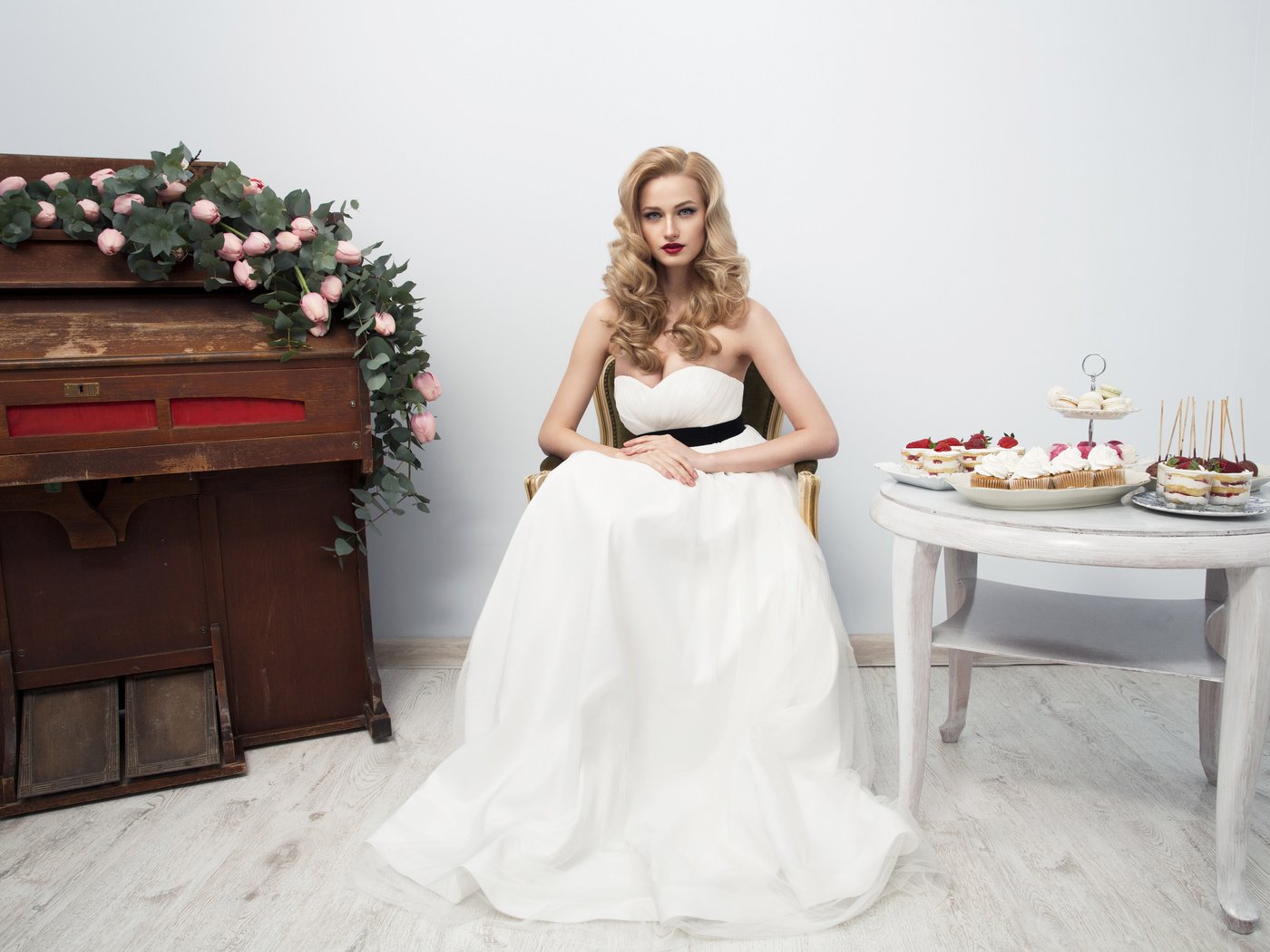 Обои цветы, девушка, макияж, сладкое, выпечка, невеста, flowers, girl, makeup, sweet, cakes, the bride разрешение 4260x2840 Загрузить