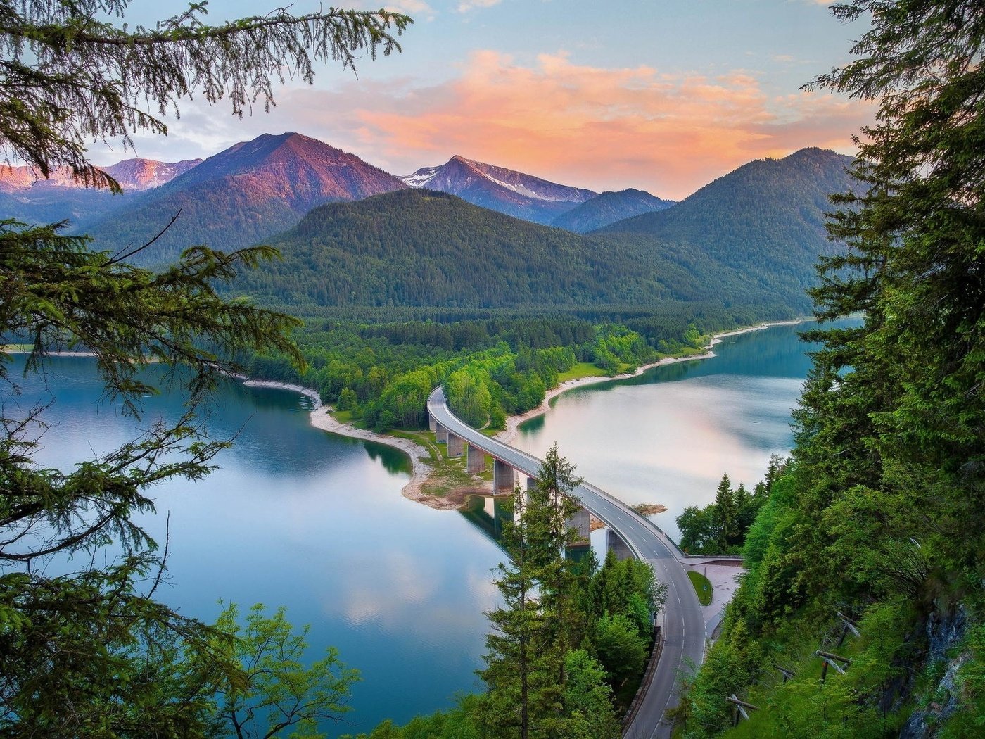 Обои дорога, вода, горы, лес, мост, италия, альпы, красивая, road, water, mountains, forest, bridge, italy, alps, beautiful разрешение 2030x1238 Загрузить