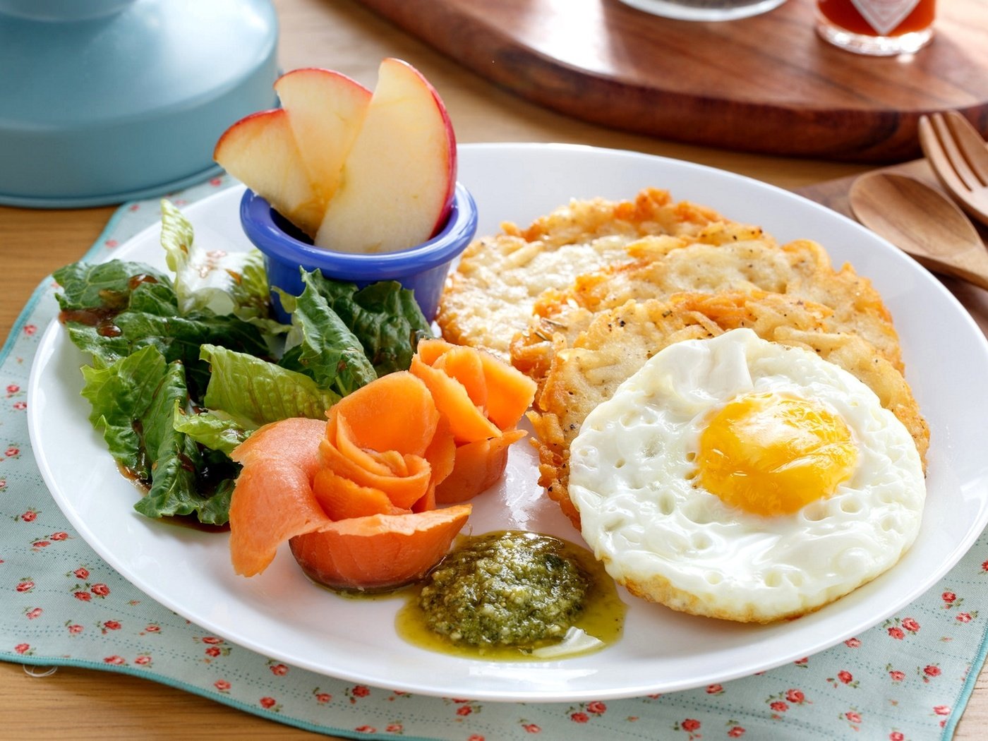 Обои яблоко, завтрак, яйцо, соус, салат, лосось, apple, breakfast, egg, sauce, salad, salmon разрешение 1920x1279 Загрузить
