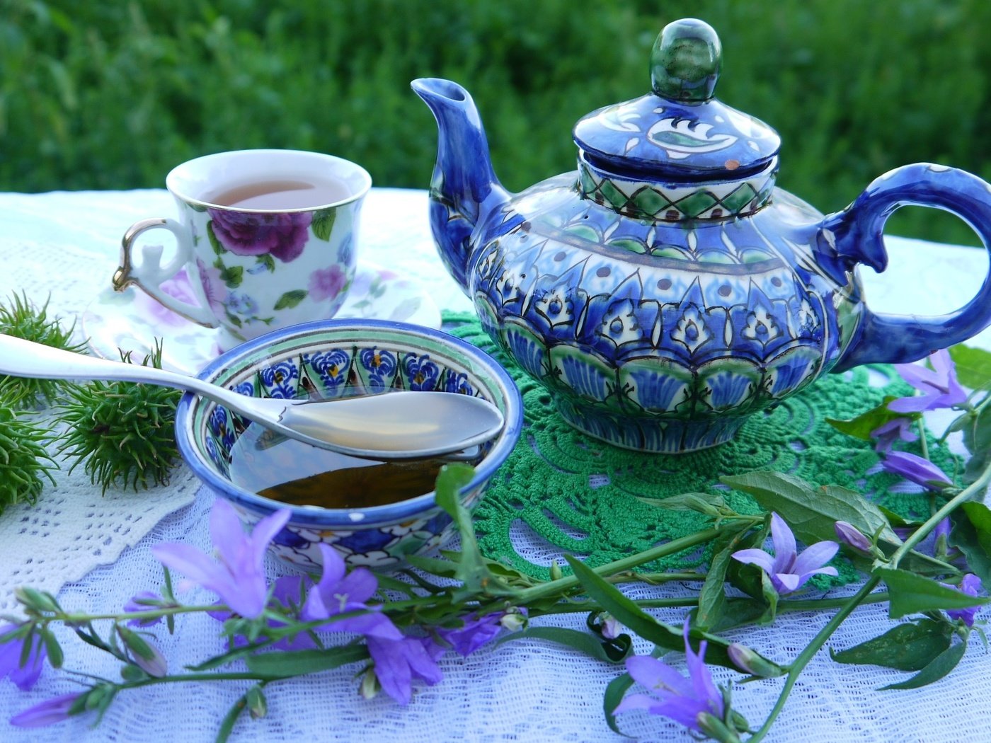 Обои чашка, чай, колокольчики, мед, натюрморт, заварник, cup, tea, bells, honey, still life, teapot разрешение 2048x1283 Загрузить