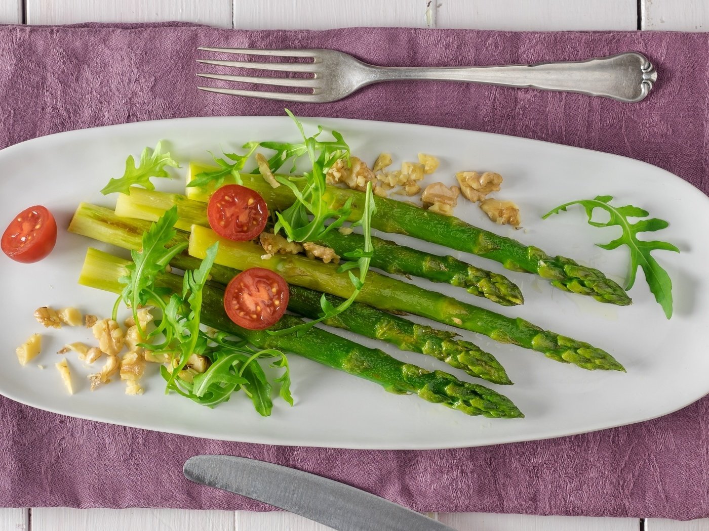 Обои орехи, овощи, помидоры, спаржа, руккола, nuts, vegetables, tomatoes, asparagus, arugula разрешение 1920x1114 Загрузить